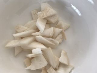 韭菜肉松粥,杏鲍菇洗净切小块。
