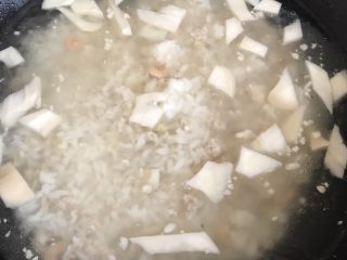 韭菜肉松粥,放入米饭，煮沸后转小火煮到浓稠。