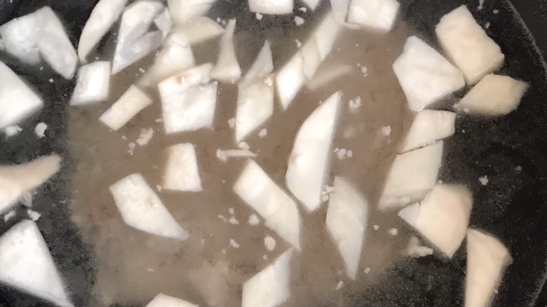 韭菜肉松粥,放入清高汤，开大火烧至沸腾。