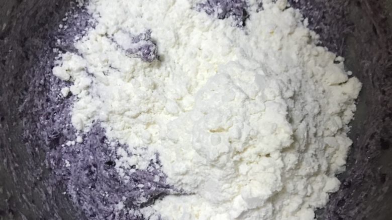 家常紫薯曲奇
,加入面粉，搅拌至无干面粉的状态
