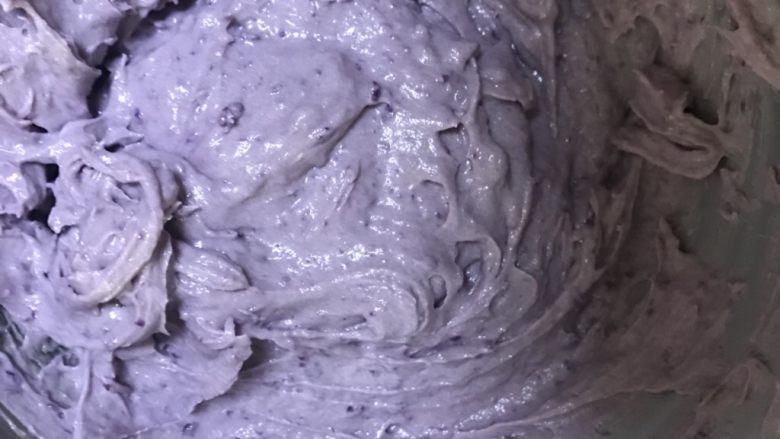 家常紫薯曲奇
,好了，放入裱花，挤出曲奇状，因为我没有把紫薯泥压碎，而且没有过滤，所以卡住裱花口，然后就做了普通的饼干状
