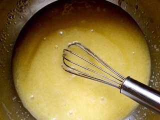 桃酥,加入鸡蛋，搅拌均匀