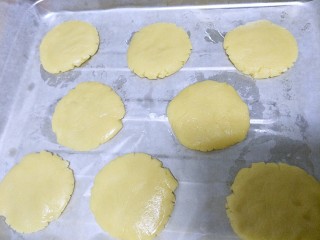桃酥,小面团压成饼装，放在烤盘中