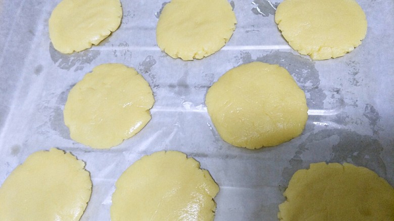 桃酥,小面团压成饼装，放在烤盘中