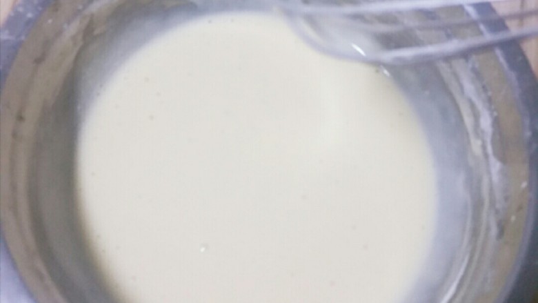 花式鸡蛋饼,把面粉和牛奶蛋液混合均匀，把打蛋器提起上面不带出面糊，调到糊状