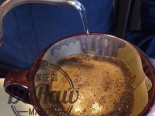万圣节家庭版南瓜拿铁,手冲萃取咖啡液约80ml待用（结合步骤7）；