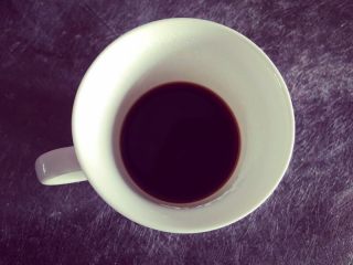 万圣节家庭版南瓜拿铁,更为直观的判断咖啡液萃取数量的办法就是萃取出大约咖啡杯1/3的咖啡液待用；