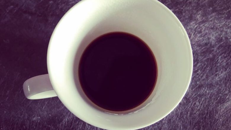 万圣节家庭版南瓜拿铁,更为直观的判断咖啡液萃取数量的办法就是萃取出大约咖啡杯1/3的咖啡液待用；
