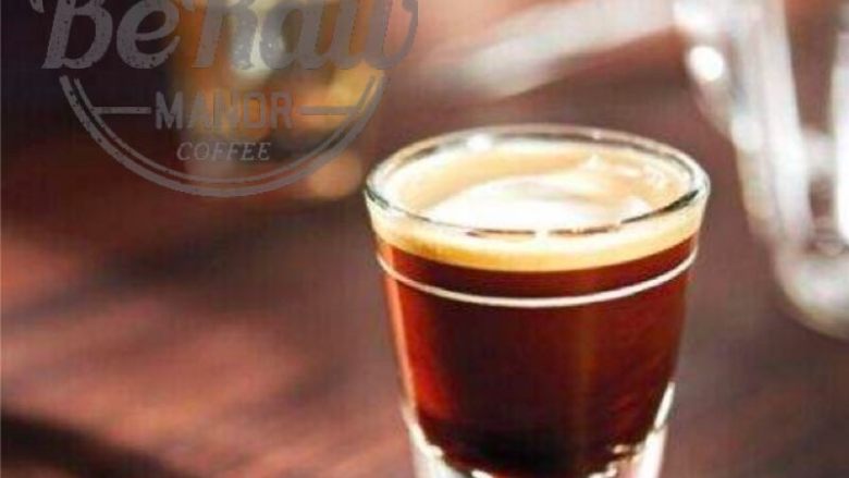 万圣节家庭版南瓜拿铁,家里有意式咖啡机的小伙伴可以用一份浓缩咖啡液代替步骤6；然后将南瓜牛奶液混入咖啡待用；（此步骤忘记拍片，请小伙伴们自行脑补，Sorry☕️）