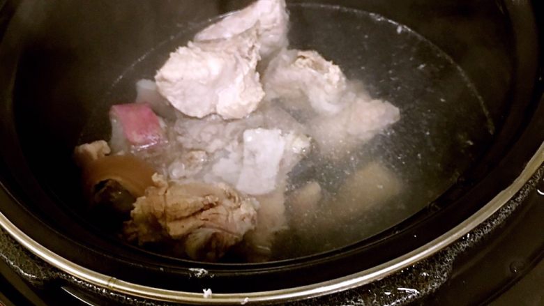 "东北那疙瘩的好吃的"之@@大丰收,把所有排骨和肉皮，放进高压锅，加适量热水，热水一定要没过排骨，一会儿还要用排骨汤炖菜用，所以尽量多些热水。