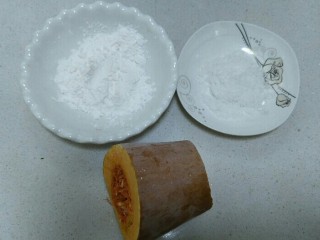 软糯南瓜饼,准备食材:南瓜300克，糖和糯米粉等。