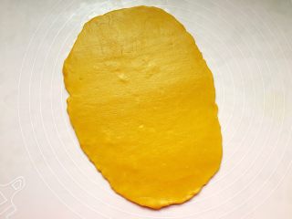 万圣节-南瓜鬼脸饼干,取出擀成大约0.5厘米厚的薄片。