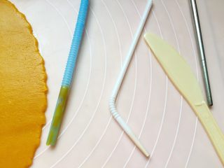 万圣节-南瓜鬼脸饼干,造型的工具：一粗一细两根吸管，一根圆头筷子。刀是用来移动饼干到烤盘的。