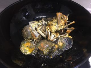 口口香 麻辣海鲜锅 ,将螃蟹放入锅中炸一会