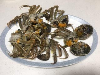 口口香 麻辣海鲜锅 ,将螃蟹洗净蒸一会然后剥开壳从中间剪开