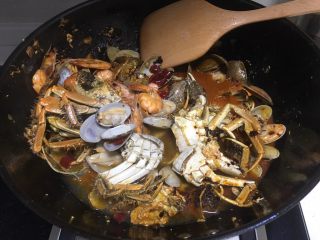 口口香 麻辣海鲜锅 ,翻炒均匀后加入清水入锅
