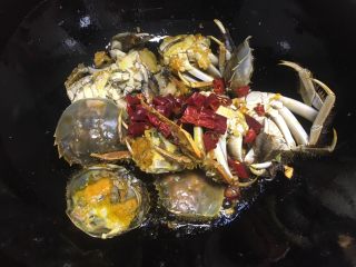 口口香 麻辣海鲜锅 ,将红尖椒切段，放入锅中