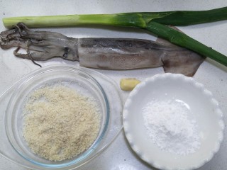 香酥鱿鱼圈,准备食材:鱿鱼一个，面包糠适量，淀粉适量，葱，姜等等