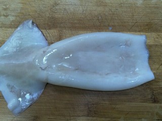 香酥鱿鱼圈,剥掉外膜的鱿鱼白白的。