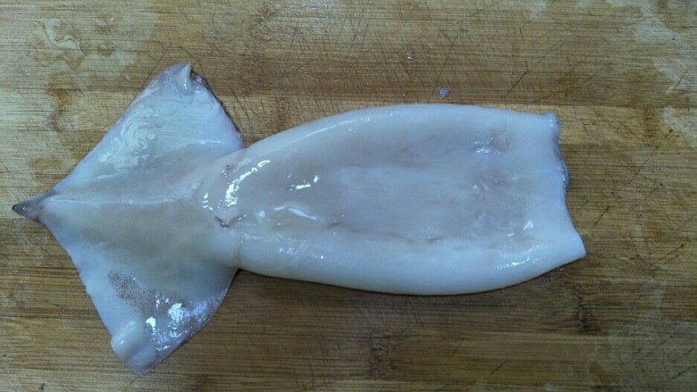 香酥鱿鱼圈,剥掉外膜的鱿鱼白白的。