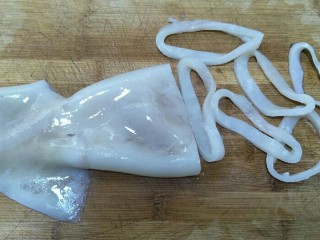 香酥鱿鱼圈,然后这样把鱿鱼均匀的切成鱿鱼圈。