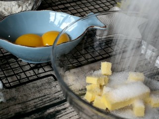椰丝小饼,室温融化的黄油加入白砂糖