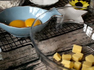 椰丝小饼,将黄油室温融化，手指能轻易戳洞的程度