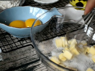 椰丝小饼,用蛋抽将大块黄油碾压一下，搅匀