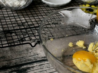 椰丝小饼,加入两颗蛋黄，搅匀