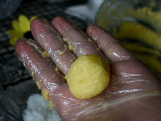 椰丝小饼,用手取一点面团，揉圆