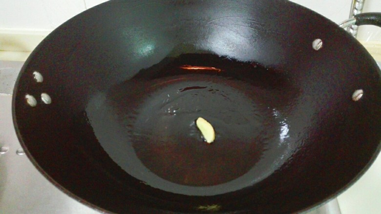 黑~花椒香三文鱼骨,热锅凉油，放一片生姜煎香