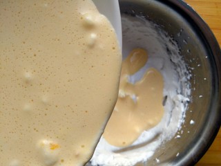 健康饮食——低脂无油燕麦蒸蛋糕,将上述混合物倒入蛋白霜中，同样采用切拌手法混合均匀
切记画圈搅拌，以免消泡