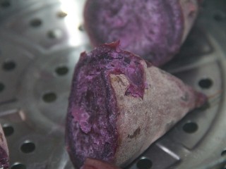 冬喝暖饮夏吃冰~瘦身紫薯苹果饮,蒸到紫薯用筷子插一下，能插进去，就是熟了