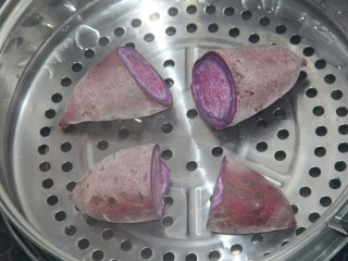 冬喝暖饮夏吃冰~瘦身紫薯苹果饮,把紫薯切开，方便蒸熟，再盖盖子继续蒸，大约15分钟