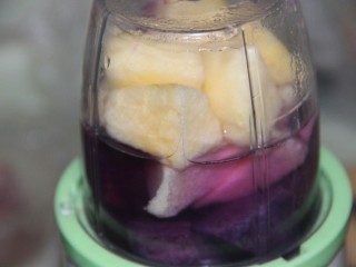 冬喝暖饮夏吃冰~瘦身紫薯苹果饮,用榨汁机搅拌30秒钟