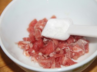 幸福早餐香菇瘦肉粥,肉丁加入一勺盐