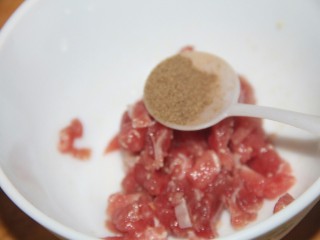 幸福早餐香菇瘦肉粥,加入一勺胡椒粉