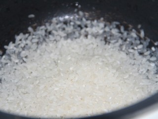 幸福早餐香菇瘦肉粥,电饭锅中放入米