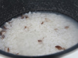 幸福早餐香菇瘦肉粥,煮大概20分钟，米熟了