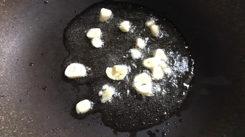 奶油培根意大利面,锅内放少许油后加入大蒜爆香