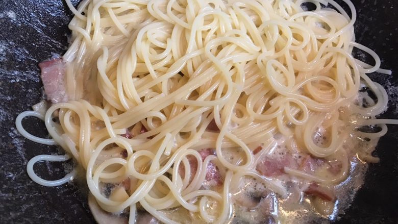 奶油培根意大利面,将意大利面加入汤汁中拌均