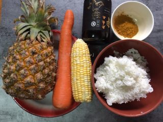 咖喱菠萝炒饭,准备食材:菠萝1个、胡萝卜半个、玉米1个、米饭3碗、又伊鲜酱油1勺、咖喱粉1勺、食用盐半匙、食用油适量