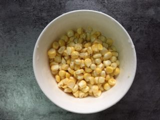 咖喱菠萝炒饭,玉米掰出成玉米粒，洗净后待用