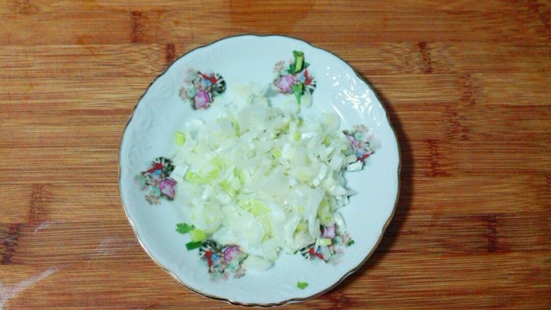 羊油香飘羊排汤,取一段大葱白切碎盛盘备用
