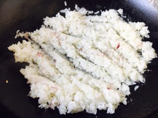 芝士虾仁焗饭,把剩米饭炒匀