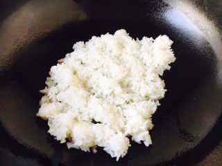 芝士虾仁焗饭,放入剩米饭