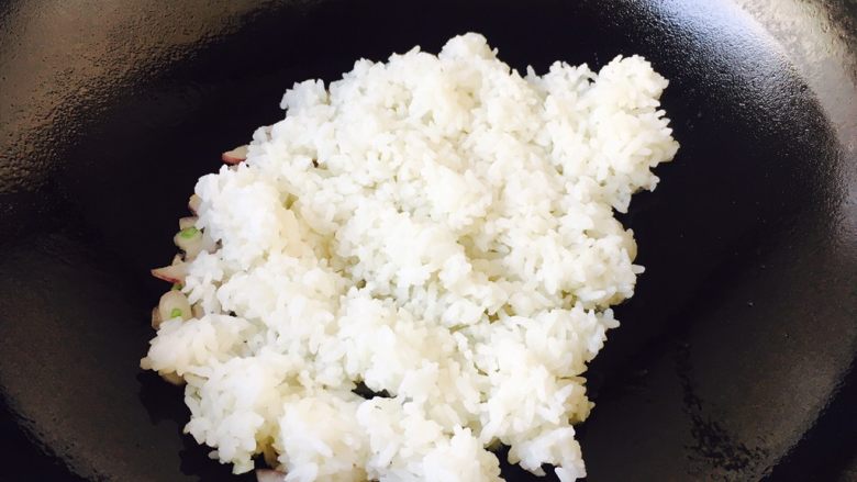 芝士虾仁焗饭,放入剩米饭