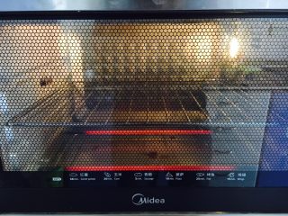 芝士虾仁焗饭,烤箱提前5分钟预热，上下加热管200度。