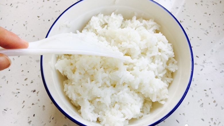 芝士虾仁焗饭,将剩米饭打散