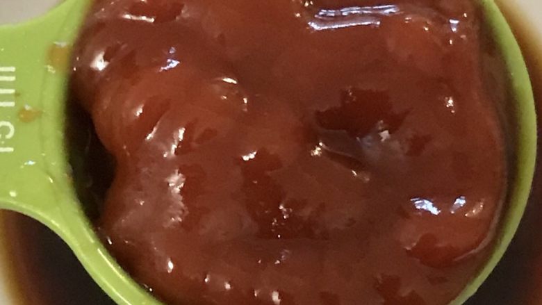 梅子洋葱猪大排,1汤匙番茄酱。